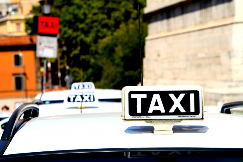 taxis-ST MARTIN DU VAR-min_taxi_auto_rome_road_white-1051610